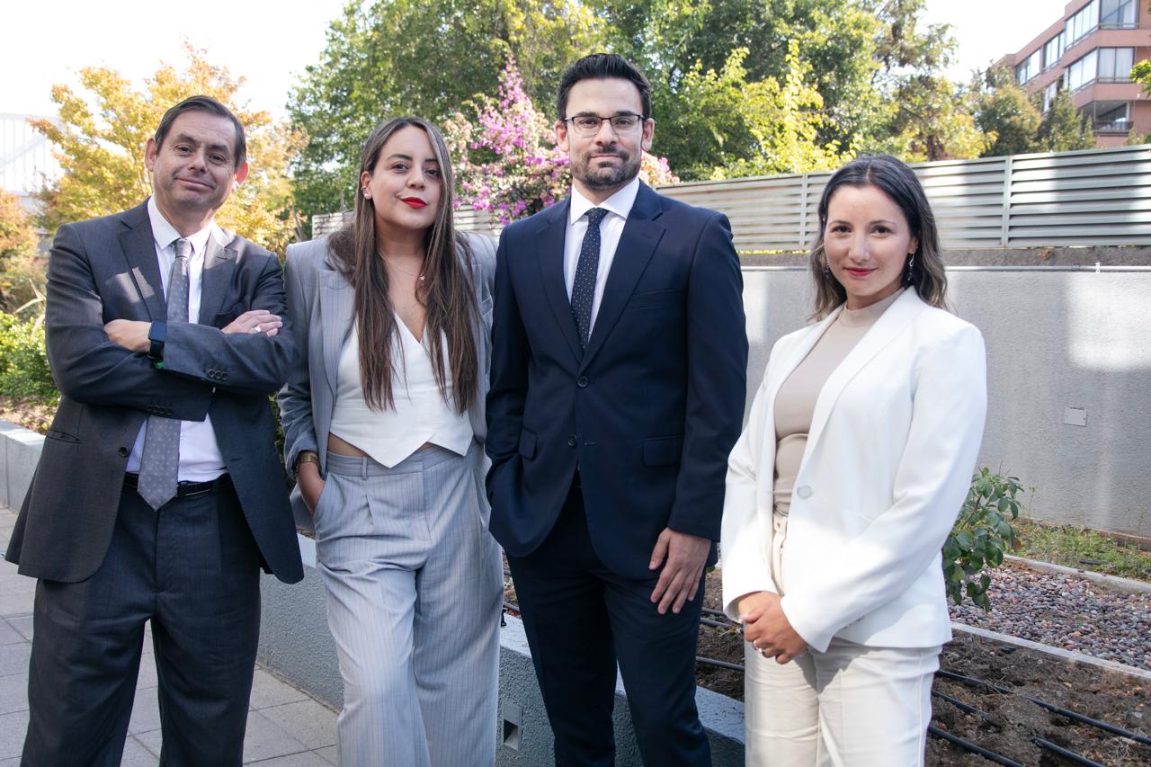 Equipo de Guevara y Asociados en la oficina de Las Condes