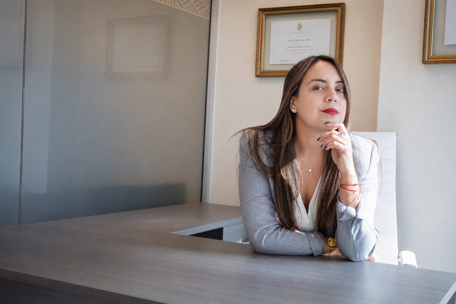 Vivienne Sofia Guevara Molina, abogada directora de Guevara y Asociados, en su despacho